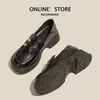 Mocassins femininos de sola grossa, novo estilo outono 2026, perfeitos com vestidos, sem cadarço, sapatos pequenos de couro, estilo retrô britânico, disponíveis em tamanhos maiores