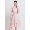 Comércio Exterior Roupas Femininas Foto Real: Vestido de Moda Socialite Estilo Francês para Primavera/Verão de Manga Curta com Ajuste na Cintura e Design Vazado