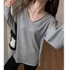 Camiseta solta oversized com decote V e design relaxado, adequada para usar em camadas sobre uma camisa de manga comprida, peça de vestuário externa feminina estilo coreano