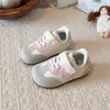 Tênis Forrest Gump para meninas, coleção primavera e outono 2026, novos tênis esportivos infantis, tênis brancos leves para meninas pequenas, tênis de treinamento para bebês com sola macia