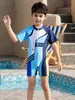 Nuevo traje de baño para niños, traje de baño de una pieza para niño, línea simple, traje de baño guapo, traje de baño para playa y surf