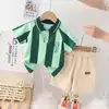 Versión coreana del nuevo conjunto de moda occidental de verano para bebé, camiseta de manga corta con estampado vertical de dibujos animados y pantalones cortos casuales, Directo de Fábrica