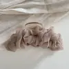 Pinza para el cabello elegante y delicada con pliegues de malla, pinza de garra grande, accesorio de pinza para el cabello grande moderno y versátil