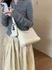 Bolsa de mão grande capacidade com padrão trançado e alça transversal, design de cor sólida simples de nicho, versátil para o trabalho, ombro e mão