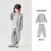 Conjunto Deportivo Duo Duo Home para Niños Falso Dos Piezas Nuevo Estilo Primavera y Otoño 2026 Conjunto de Dos Piezas Sudadera y Pantalones Deportivos para Niños Medianos y Grandes