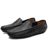 Sapatos Masculinos Tamanho Grande Primavera e Outono 2025 Novos Sapatos Casuais Masculinos Sapatos de Couro Estilo Coreano Tamanho Grande Solado Macio Sapatos Lazy Bean Sapatos Masculinos