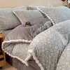 Juego de ropa de cama de cuatro piezas de terciopelo de leche tallado, edredón y juego de sábanas de forro polar coral engrosado y cálido para invierno