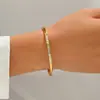 Moda Europea y Americana de Moda Joyería de Moda Personalizada: Pulsera de Acero Inoxidable con Concha Blanca y Piedras Incrustadas, Simbolizando Riqueza y Elegancia para Mujeres