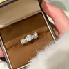 Anillo de Encaje Hueco de Alta Gama con Pedrería para Mujer, Lujo Ligero Retro Moda Tendencia Nicho Versátil para el Trabajo