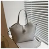 Cesta de Alimentos de Design Vintage de Nicho para Carregar na Mão Novo Estilo 2025 para Mulheres Lenço de Seda Simples para o Dia a Dia Bolsa Grande de Ombro Transversal