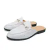 Nuevas sandalias de verano para hombre de punta cerrada, zapatos de cuero slip-on de talla grande, suela suave, estilo británico, zapatos casuales versátiles para hombre