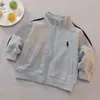 Conjunto de ropa para niños 2026 otoño nuevo estilo camisa con cremallera para niños conjunto de dos piezas para bebé primavera y otoño conjunto deportivo casual moderno