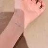 Pulsera de clip de papel en forma de corazón de lujo ligero de nicho para mujer, temperamento exquisito, sensación de alta gama, joya de mano de circonita cúbica, accesorio para el trayecto diario, moderno
