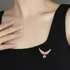 Elegante Broche de Asa de Anjo Estilo Chanel, Broche de Pérola Exquisito de Alta Qualidade para Mulheres, Acessório de Pino com Design Único
