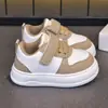 Tênis infantil de cano baixo para meninos, novos sapatos casuais de primavera e outono para bebês, tênis de corrida respiráveis com sola macia para meninos