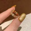 Anillo de Cuatro Hojas con Forma de Corazón de Encaje Hueco Retro Estilo Chino con Diamantes Completos, Anillo de Dedo Índice Exquisito, Simple y de Nicho con un Toque de Alta Gama