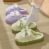 Chinelos de algodão com laço de renda para outono e inverno, fofos e macios, com solas grossas, forro de fleece para aquecimento e design antiderrapante, perfeitos para meninas usarem em casa