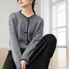 Cárdigan de Punto Gris para Mujer 2025 Nuevo Ropa de Abrigo para Primavera y Otoño Botón de Cuerno Manga Larga Corta Aspecto Adelgazante Chaqueta Holgada
