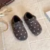 Zapatos Birkenstock para Niñas Estilo Japonés de Lunares Nuevas Llegadas Otoño/Invierno 2026 Zapatos Individuales para Niños Zapatos de Piel Forrados de Polar para Niños Zapatos de Algodón de Doble Capa