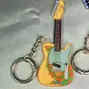 Llavero de guitarra acrílico, colgante musical creativo, decoración colorida estilo retro para mochila y coche, arte moderno