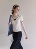 Camiseta de tricô gola V com blocos de cor estilo universitário, manga curta, para mulheres, verão, gravata borboleta, slim fit, cor damasco, top coreano doce e puro