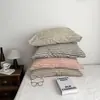 Artículo de decoración para el hogar con rayas simples combinado con una funda de almohada de algodón puro, funda de almohada de color liso, funda de almohada individual de 48x74 cm