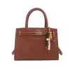 Bolso de mano vintage repujado, bolso tote estilo Kelly con adornos de cuentas de madera, cierre metálico y tamaño pequeño, perfecto para ir al trabajo estilo Melard