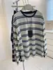 Camiseta Listrada Color Block Elegante de Manga Longa com Gola Redonda para Mulheres, Blusa Casual Estilo Coreano com Proteção Solar, Top Básico para Mulheres A13827