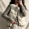 Fotos reales de la nueva colección de invierno 2026: Chaleco sin cuello redondo estilo coreano para mujer, acolchado, corto y diseñado para usarse como prenda exterior para abrigarse.