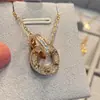 Colar Pingente Redondo Anel Duplo V Versão Alta Ouro para Mulheres Banhado a Ouro Rosa 18K Moda Exquisita Luxo Leve Sensação de Alto Padrão Corrente de Clavícula Transfronteiriça