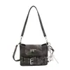 Bolsa de Mano Biker con Remaches Estilo Nuevo Verano 2026 Transfronteriza Bolso de Hombro Cruzado de Lujo Ligero de Moda Transfronterizo Bolso de Color Sólido de PU