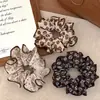 Goma para el pelo plisada estilo retro perezoso color café con lunares, tipo intestino grueso grande, accesorio de pelo versátil coreano para coletas y moños