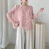 Camiseta Feminina com Design Moderno, Levemente Luxuoso e Juvenil, Apresentando Flores Tridimensionais de Nicho, Estilo Cardigan Soltinho e um Top Elegante Inspirado em Issey Miyake