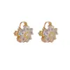 Un ear cuff de flor cúbica de zirconia de doble cara y dos vías, exquisito, pequeño, versátil, pendientes de moda, más vendidos, joyería de oreja popular entre las celebridades de internet