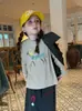 2026 Novo Conjunto Infantil para Meninas Outono Estilo Coreano Top com Capuz e Babados Jaqueta e Calça de Renda Conjunto de Duas Peças