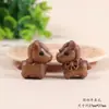 Urso fofo de nariz preto feito de madeira de pêssego, acessório de escultura em madeira DIY, chaveiro artesanal, pingente de bolsa e acessório decorativo