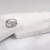 Versión Más Vendida del Anillo Meijia de Tres Filas Completamente Incrustado con Circonita de Diamante para Mujer, Lujo Ligero Nicho Diseño de Alta Gama Anillo de Pareja Anillo Pulsera