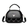 Bolso de Mano con Textura de Alta Calidad 2024 Nuevo Bolso Cruzado Transfronterizo Bolso de Hombro Moderno de Comercio Exterior Bolso Cruzado con Perforaciones Calientes Retro