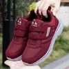 Sapatos para joanetes para idosos, sapatos casuais de outono para homens e mulheres, sapatos esportivos casuais, sapatos de caminhada alargados e espessados para idosos, sapatos leves para mães