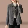 Colección transfronteriza otoño e invierno 2026: Nueva prenda exterior adelgazante, moderna y casual para mujeres de mediana edad, disponible en tallas grandes, con un aspecto juvenil y un estilo chino versátil y moderno