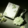 Venta Caliente Transfronteriza Aroma a Gardenia Silvestre Pie Colgante Perfumado para Coche/Armario Fragancia de Larga Duración Adorno Colgante Perfumado con Flor en Relieve
