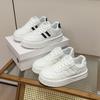 Zapatos blancos pequeños de primavera 2025, nuevos zapatos de estilo coreano para estudiantes femeninas, zapatos deportivos de suela gruesa con aumento de altura, raqueta de calle informal G7701