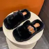 Chinelos Fofos Femininos para Uso Externo Outono/Inverno Novo Estilo Casa Interior Fivela de Cinto Celebridade da Internet Tamanho Grande Solado Grosso Chinelos de Algodão Pelúcia Preto