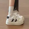 Sapatos com Velcro e Sola Grossa Femininos 2026 Verão Novo Malha Respirável Versátil Estudante Sapatos Brancos Esportivos Sapatos de Pai