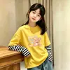 Camiseta de manga comprida para meninas, coleção primavera/outono 2026, novo estilo para crianças mais velhas, base de algodão puro, top casual com design falso de duas peças