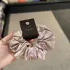 Suave y Elegante Scrunchie Floral Bordado en Satín, Lazo para el Cabello de Moda y con Clase, Accesorio Versátil para el Cabello