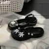 Estilo dulce y delicado, diseño de flor de perla, ligeramente arqueado, zapatos perforados cómodos de suela blanda para mujer, sandalias tipo ballet Mary Jane antideslizantes de verano
