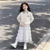 Conjunto versátil de top xadrez com retalhos e gola alta e saia de cor sólida com renda, estilo preppy para meninas, novidades da primavera e outono de 2026