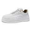 Nova Coleção Primavera 2026 Sapatos Masculinos Respiráveis Tênis Brancos Tendência Versátil Sapatos Esportivos de Solado Grosso Tênis Casuais Sapatos da Moda