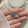 Collar Colgante de Cuatro Hojas con Micro Pavé de Circonita Estilo Retro para Niñas, Cadena para Clavícula Desmontable de Lujo Ligero y Nicho de Alta Gama